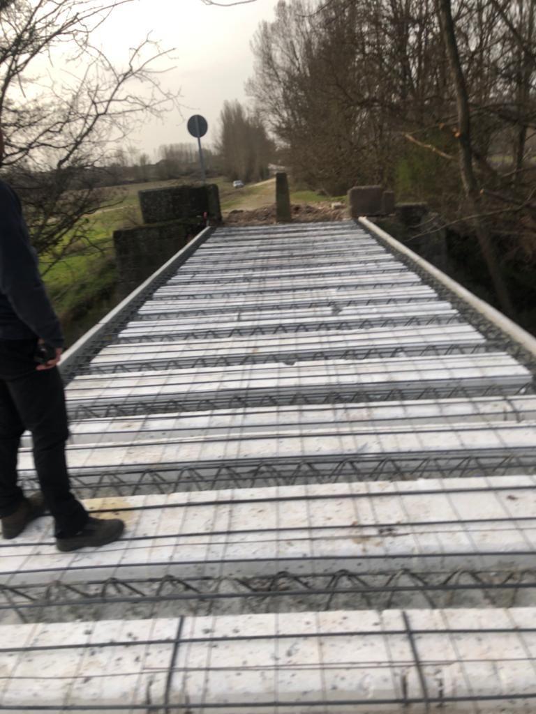 YA PODEMOS PASEAR POR LA NUEVA PASARELA DEL RÍO PEDROSO. 