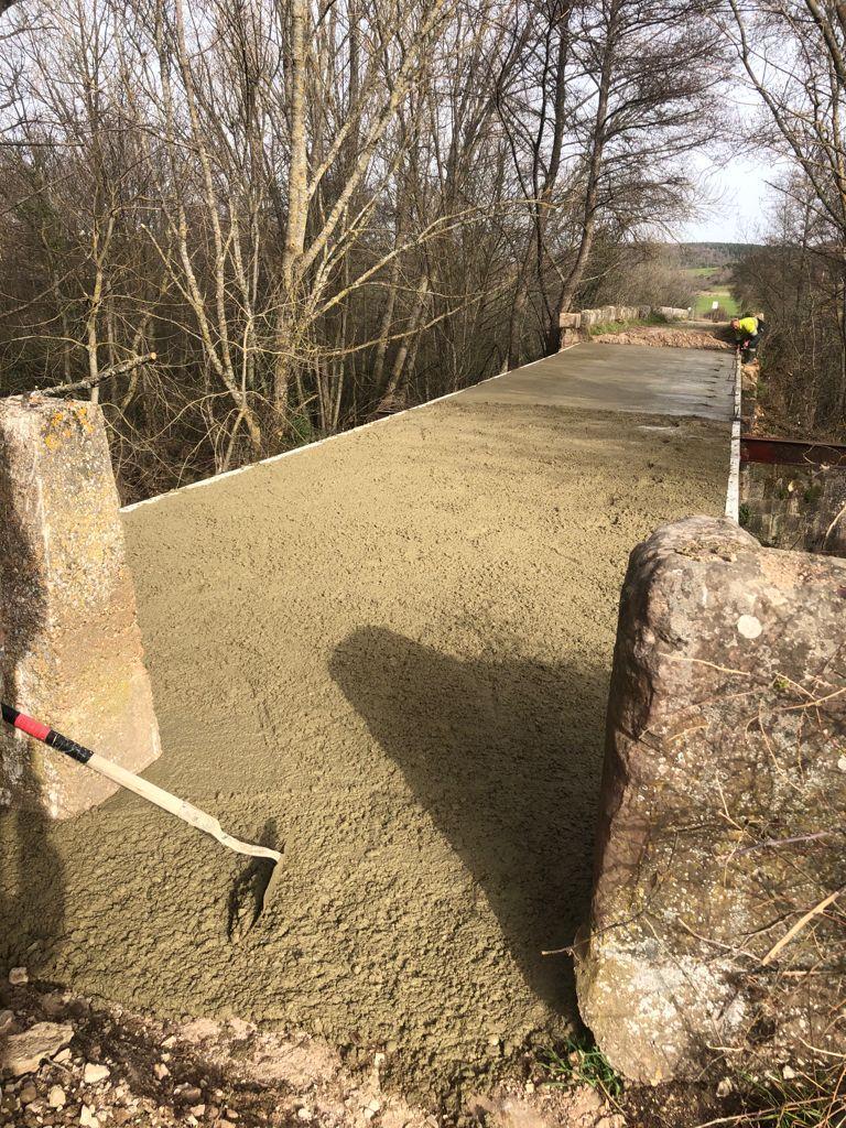 YA PODEMOS PASEAR POR LA NUEVA PASARELA DEL RÍO PEDROSO. 