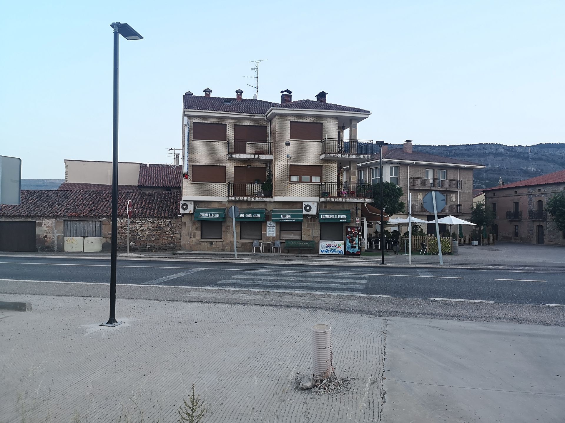 YA ESTÁN OPERATIVAS LAS FAROLAS SOLARES EN EL PASO DE PEATONES. 