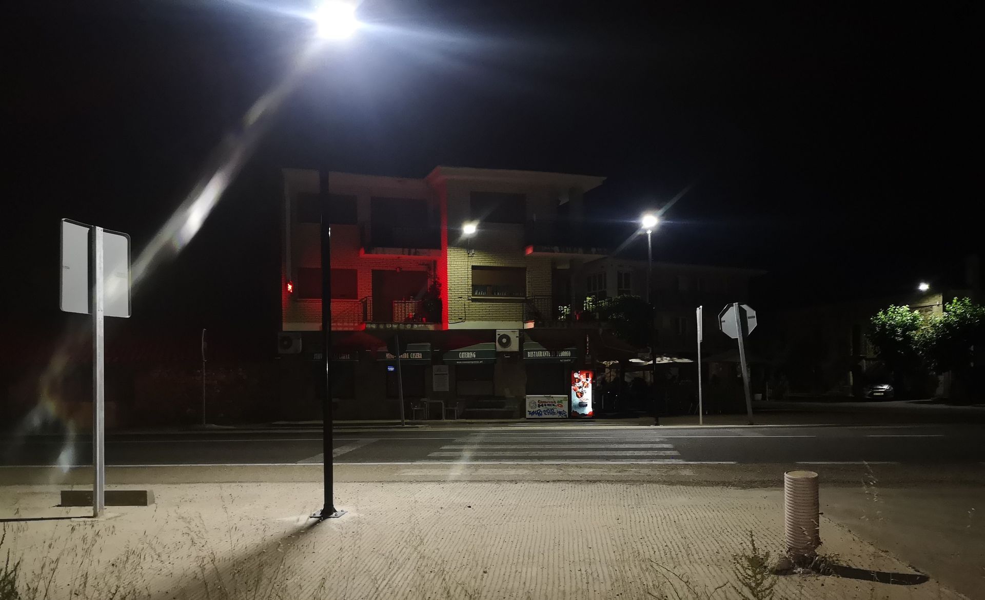 YA ESTÁN OPERATIVAS LAS FAROLAS SOLARES EN EL PASO DE PEATONES. 